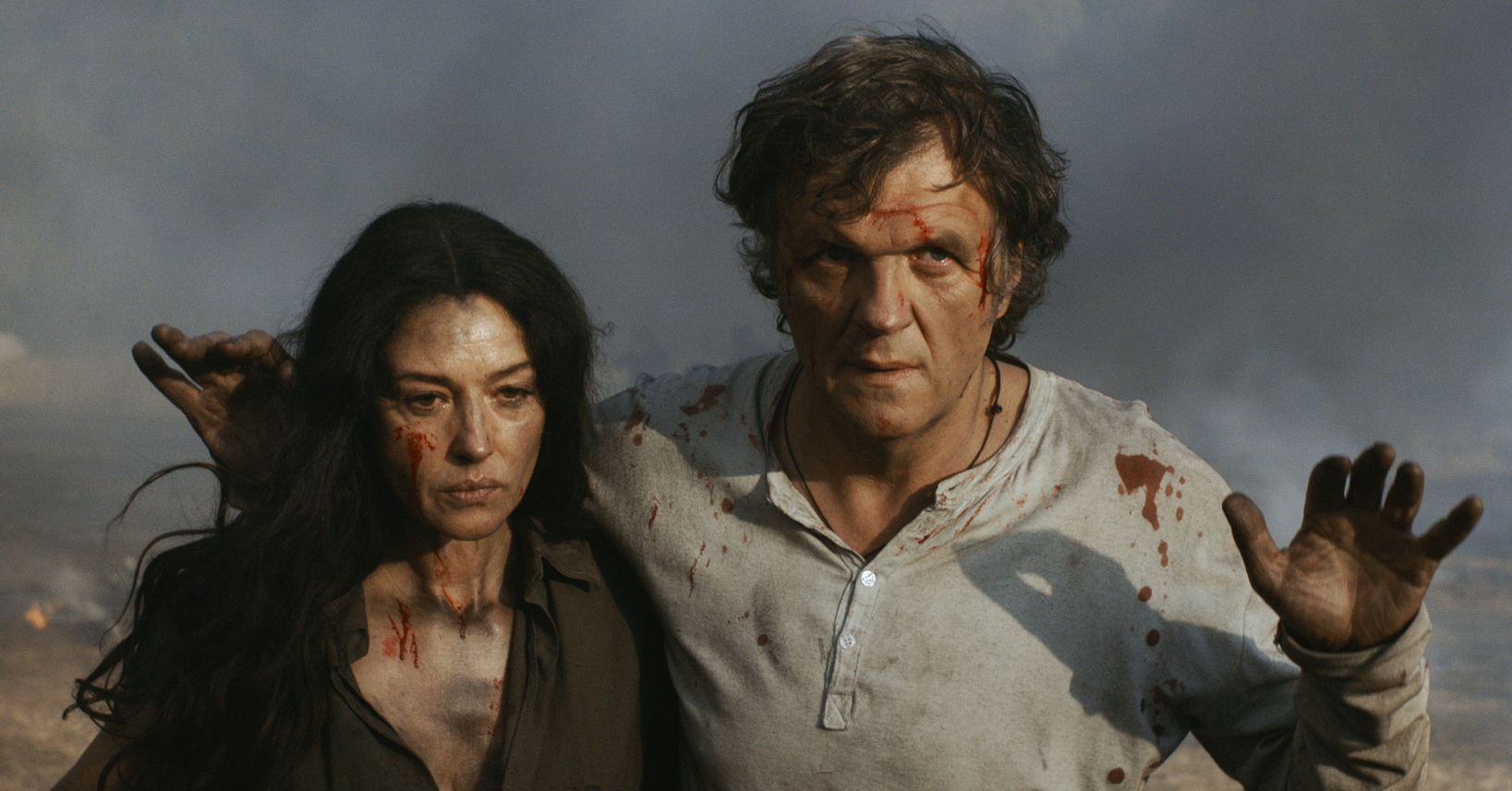 Моника Маттосты бірден екі жігіт қағып алады Моника Маттосты бірден екі жігіт қағып алады